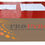 4F333 - Bateria 300 White Flash Tail To Red Crossete  W